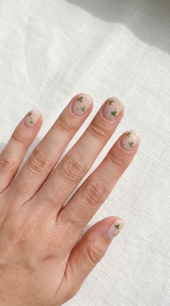 Minimalist clover nails b4842f912b