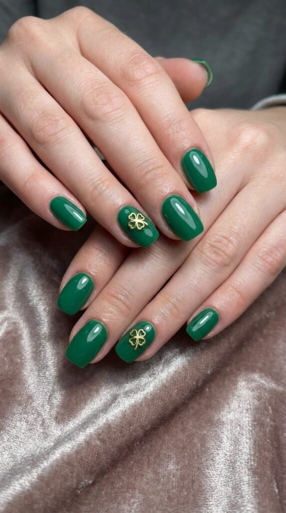 Nails with gold clover art c2838c64c2