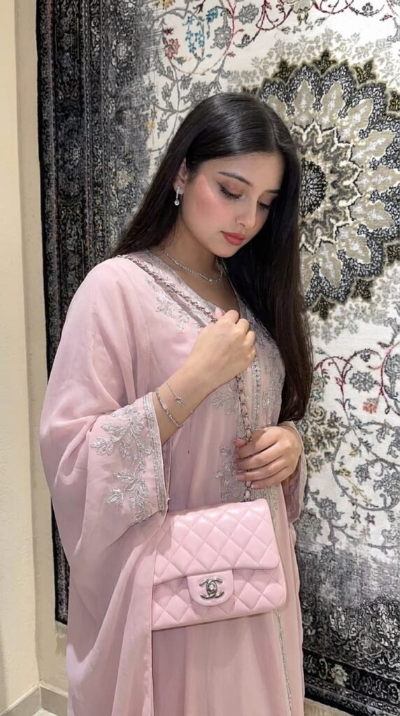 Simple Outfit Expensive Look – Styling Secrets for Women 2026 4 Outfit jewelry handbag 202604281224