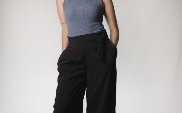 Woman wearing wide balloon pants with a sleeveless top — balloon pants outfit idea for summer 2026