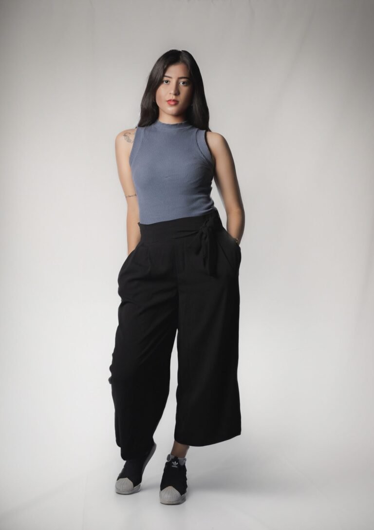 Woman wearing wide balloon pants with a sleeveless top — balloon pants outfit idea for summer 2026