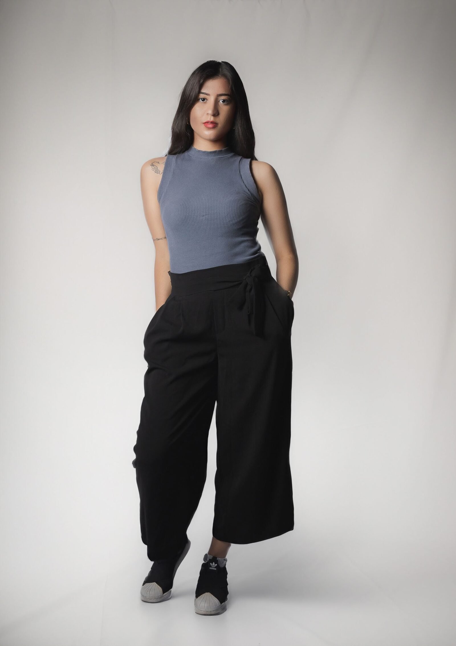 Woman wearing wide balloon pants with a sleeveless top — balloon pants outfit idea for summer 2026